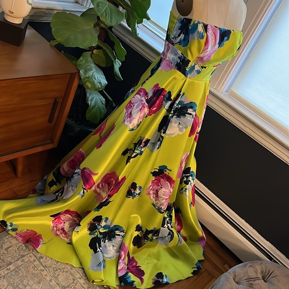 Incredible Chartreuse Floral Gown Prom Event Dress - Picture 7 of 12